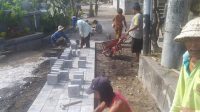 WARGA mengerjakan proyek PKT Penataan dan Pavingsasi Lingkungan Permandian Umum di Banjar Kesian, Desa Lebih. Foto: adi WARGA mengerjakan proyek PKT Penataan dan Pavingsasi Lingkungan Permandian Umum di Banjar Kesian, Desa Lebih. Foto: adi