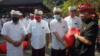SEKRETARIS DPD PDIP Bali, IGN Jaya Negara; didampingi Ketua DPC PDIP Kota Denpasar, I Gusti Ngurah Gede, saat menyerahkan bantuan sembako kepada pecalang, Senin (25/5). Foto: tra SEKRETARIS DPD PDIP Bali, IGN Jaya Negara; didampingi Ketua DPC PDIP Kota Denpasar, I Gusti Ngurah Gede, saat menyerahkan bantuan sembako kepada pecalang, Senin (25/5). Foto: tra