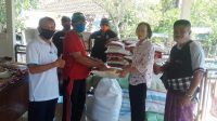 BANJAR Kerta Pala, Penatih Dangin Puri, Denpasar Timur, membagikan beras 1,5 ton bagi warga dalam upaya meringankan beban ekonomi akibat dampak dari kasus pandemi Covid-19. Foto: ist BANJAR Kerta Pala, Penatih Dangin Puri, Denpasar Timur, membagikan beras 1,5 ton bagi warga dalam upaya meringankan beban ekonomi akibat dampak dari kasus pandemi Covid-19. Foto: ist