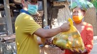 WAKIL Ketua DPRD Karangasem, I Nengah Sumardi membagikan sembako kepada warga di tengah kondisi pendemi Covid-19. Foto: ist WAKIL Ketua DPRD Karangasem, I Nengah Sumardi membagikan sembako kepada warga di tengah kondisi pendemi Covid-19. Foto: ist