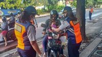 DINAS Perhubungan Kota Denpasar menggelar operasi wajib masker dan pengecekan suhu tubuh di Simpang Jalan Hayam Wuruk sampai Jalan Kapten Japa (Yang Batu). Foto: ist DINAS Perhubungan Kota Denpasar menggelar operasi wajib masker dan pengecekan suhu tubuh di Simpang Jalan Hayam Wuruk sampai Jalan Kapten Japa (Yang Batu). Foto: ist
