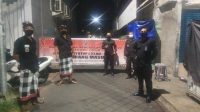 PENUTUPAN salah satu akses jalan lingkungan di wilayah Desa Adat Tuban oleh Bendesa Adat Tuban bersama pecalang dan Satgas Covid-19 Desa Adat Tuban. Foto: ist PENUTUPAN salah satu akses jalan lingkungan di wilayah Desa Adat Tuban oleh Bendesa Adat Tuban bersama pecalang dan Satgas Covid-19 Desa Adat Tuban. Foto: ist