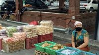 PEDAGANG yang biasanya berjualan di pelataran Pasar Kumbasari dipindah ke pelataran Pasar Badung dan diatur jarak mencegah penularan Covid-19. Foto: ist PEDAGANG yang biasanya berjualan di pelataran Pasar Kumbasari dipindah ke pelataran Pasar Badung dan diatur jarak mencegah penularan Covid-19. Foto: ist