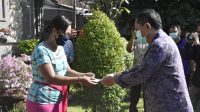 WALIKOTA Denpasar IB Rai Dharmawijaya Mantra (kanan) menyerahkan Bantuan Langsung Tunai (BLT) secara simbolis pada Selasa (12/5). Foto: ist WALIKOTA Denpasar IB Rai Dharmawijaya Mantra (kanan) menyerahkan Bantuan Langsung Tunai (BLT) secara simbolis pada Selasa (12/5). Foto: ist