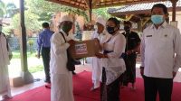 BUPATI Mas Sumatri membagikan bantuan kepada pemangku di berlokasi di Puri Gede Karangasem, Rabu (13/5). Foto: nad BUPATI Mas Sumatri membagikan bantuan kepada pemangku di berlokasi di Puri Gede Karangasem, Rabu (13/5). Foto: nad