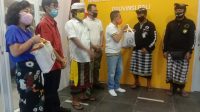 PENYERAHAN paket sembako Mangku Pastika bersinergi dengan NCPI Bali kepada pecalang Pemogan. Foto: ist PENYERAHAN paket sembako Mangku Pastika bersinergi dengan NCPI Bali kepada pecalang Pemogan. Foto: ist