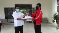 ANGGOTA DPR RI, Ketut Kariasa Adnyana saat menyerahkan bantuan APD kepada tenaga medis di RS Pratama Giri Emas. Foto: rik ANGGOTA DPR RI, Ketut Kariasa Adnyana saat menyerahkan bantuan APD kepada tenaga medis di RS Pratama Giri Emas. Foto: rik