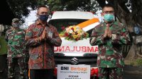 PANGDAM IX/Udayana, Mayjen TNI Benny Susianto, menerima bantuan 1 unit mobil ambulans dari Pimpinan BNI Kanwil Bali, NTB, dan NTT, I Made Sukajaya, di Makorem 163/ Wira Satya, Denpasar, Rabu (20/5). PANGDAM IX/Udayana, Mayjen TNI Benny Susianto, menerima bantuan 1 unit mobil ambulans dari Pimpinan BNI Kanwil Bali, NTB, dan NTT, I Made Sukajaya, di Makorem 163/ Wira Satya, Denpasar, Rabu (20/5).