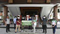WALIKOTA Denpasar, IB Rai Dharmawijaya Mantra didampingi Sekda Kota Denpasar, AAN Rai Iswara serta Kepala Cabang Utama Denpasar Bank BPD Bali Putu Dharmapatni, saat penyerahan bantuan wastafel portable di Gedung Dharma Negara Alaya, Lumintang, Rabu (20/5). Foto: ist WALIKOTA Denpasar, IB Rai Dharmawijaya Mantra didampingi Sekda Kota Denpasar, AAN Rai Iswara serta Kepala Cabang Utama Denpasar Bank BPD Bali Putu Dharmapatni, saat penyerahan bantuan wastafel portable di Gedung Dharma Negara Alaya, Lumintang, Rabu (20/5). Foto: ist
