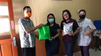 PENYERAHAN bantuan sembako kepada keluarga terdampak Covid-19 berstatus ODP dan OTG yang sedang melaksanakan isolasi mandiri di wilayah Kelurahan Kesiman, Sabtu (23/5). Foto: ist PENYERAHAN bantuan sembako kepada keluarga terdampak Covid-19 berstatus ODP dan OTG yang sedang melaksanakan isolasi mandiri di wilayah Kelurahan Kesiman, Sabtu (23/5). Foto: ist