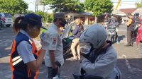 PEMERIKSAAN pengendara dalam penerapan pembatasan kegiatan masyarakat (PKM) di Kota Denpasar. Foto: ist PEMERIKSAAN pengendara dalam penerapan pembatasan kegiatan masyarakat (PKM) di Kota Denpasar. Foto: ist