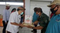 WALIKOTA Denpasar, IB Rai Dharmawijaya Mantra saat menyerahkan bantuan berupa pupuk NPK dan benih (bibit) padi gratis kepada para petani di Denpasar secara simbolis kepada perwakilan petani di setiap kecamatan di Denpasar, Sabtu (23/5) di Subak Kedua, Desa Peguyangan Kangin. Foto: ist WALIKOTA Denpasar, IB Rai Dharmawijaya Mantra saat menyerahkan bantuan berupa pupuk NPK dan benih (bibit) padi gratis kepada para petani di Denpasar secara simbolis kepada perwakilan petani di setiap kecamatan di Denpasar, Sabtu (23/5) di Subak Kedua, Desa Peguyangan Kangin. Foto: ist