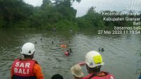 PETUGAS SAR melakukan pencarian korban Putu Angga Wisargawan (20) yang terseret ombak di di hilir Sungai Sangsang Pantai Lebih, Rabu (27/5). Foto: ist PETUGAS SAR melakukan pencarian korban Putu Angga Wisargawan (20) yang terseret ombak di di hilir Sungai Sangsang Pantai Lebih, Rabu (27/5). Foto: ist