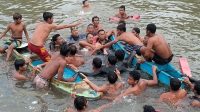 EVAKUASI jenazah Putu Angga Wisargawan (20) yang tewas tenggelam terseret arus di Sungai Sangsang Pantai Lebih, Rabu (27/5). Foto: ist EVAKUASI jenazah Putu Angga Wisargawan (20) yang tewas tenggelam terseret arus di Sungai Sangsang Pantai Lebih, Rabu (27/5). Foto: ist