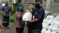 REKTOR IKIP PGRI Bali, Made Suarta; didampingi Ketua Yayasan IKIP PGRI Bali, IGB Arthanegara, saat menyerahkan sembako kepada para pegawainya. Foto: alt REKTOR IKIP PGRI Bali, Made Suarta; didampingi Ketua Yayasan IKIP PGRI Bali, IGB Arthanegara, saat menyerahkan sembako kepada para pegawainya. Foto: alt