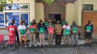 ANGGOTA Pena-NTT di Bali menerima bantuan sembako dari Indonesia Power Unit Bali di halaman kantor Ombudsman Perwakilan Provinsi Bali Jalan Melati No.6 Kereneng Denpasar, Sabtu (30/5). Foto: ist ANGGOTA Pena-NTT di Bali menerima bantuan sembako dari Indonesia Power Unit Bali di halaman kantor Ombudsman Perwakilan Provinsi Bali Jalan Melati No.6 Kereneng Denpasar, Sabtu (30/5). Foto: ist