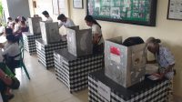 bilik suara di TPS JEJERAN bilik suara di satu TPS di Kabupaten Badung saat Pemilu Serentak 2019 silam. Untuk mengurai pemilih agar tidak banyak berjejal dalam satu TPS terkait protokol pencegahan Covid-19, KPU Denpasar membuat opsi untuk menambah jumlah bilik suara. Foto: gus hendra