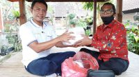 cok agung serahkan masker COKORDA Gede Agung (kanan) menyerahkan bantuan masker dan pembersih tangan untuk warga yang diterima Camat Dawan, AA Gde Wedana, Selasa (19/5/2020). Foto:Ist
