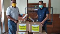 demer serahkan APD ke RS Wangaya GDE Sumarjaya Linggih alias Demer saat menyerahkan bantuan APD untuk RS Wangaya, Denpasar, Rabu (6/5/2020). Foto: Ist