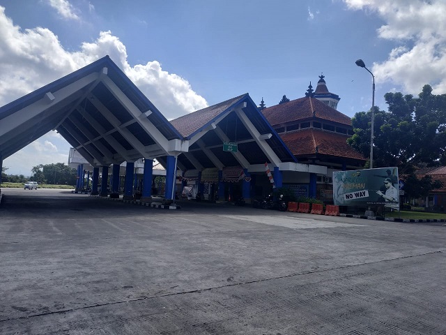 SUASANA Terminal Mengwi tanpak sepi. Satpol PP Kabupaten Badung memperketat pengawasan terhadap mobilas penduduk usai Hari Raya Idul Fitri. Foto: nas