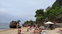 pariwisata bali sebelum corona SUASANA keramaian di salah satu objek wisata Bali dalam kondisi normal beberapa waktu lalu, di mana situasi ini mampu menyumbang devisa bagi pemerintah pusat. Kini, dengan terpuruknya pariwisata Bali akibat pandemi, dirasa perlu ada perlakuan ekonomi khusus untuk Bali. Foto: Ist