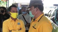 sugawa dan muntra di DPD Golkar badung SUGAWA Korry (kanan) bersama Wayan Muntra saat acara penyaluran sembako di DPD Partai Golkar Badung. Meski sempat berseteru, Sugawa kini merangkul Muntra untuk menyolidkan partai. Foto: gus hendra