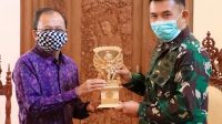 POSBALI/IST Gubernur Koster saat menyerahkan kenang-kenangan kepada Mayor Jenderal TNI Benny Susianto. POSBALI/IST Gubernur Koster saat menyerahkan kenang-kenangan kepada Mayor Jenderal TNI Benny Susianto.