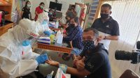 20200612_091140 ANGGOTA KPU Bali, I Gede John Darmawan, saat diambil sampel darah untuk tes cepat sebagai skrining awal virus Corona, Jumat (12/6/2020). Tes cepat dilakukan serentak di juga di enam KPU kabupaten/kota yang akan melaksanakan Pilkada 2020, dan semua komisioner dinyatakan nonreaktif. Foto: gus hendra