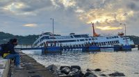 KM Dharma Rucitra III diduga mengalami kebocoran pada bagian lambung, menyebabkan sejumlah kendaraan terjebak di dalam kapal. Foto: ist KM Dharma Rucitra III diduga mengalami kebocoran pada bagian lambung, menyebabkan sejumlah kendaraan terjebak di dalam kapal. Foto: ist