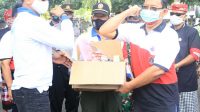 POSBALI/IST Kasat Pol PP, Dewa Darmadi saat menyerahkan bantuan yang diterima Kadis Koperasi UKM dan perdagangan Kabupaten Klungkung Wayan Ardiasa. POSBALI/IST Kasat Pol PP, Dewa Darmadi saat menyerahkan bantuan yang diterima Kadis Koperasi UKM dan perdagangan Kabupaten Klungkung Wayan Ardiasa.