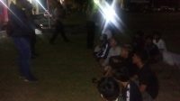 BELASAN Remaja yang diamankan polisi karena kedapatan melakukan aksi balap liar di jalan umum Singaraja-Pemaron. Foto: ist BELASAN Remaja yang diamankan polisi karena kedapatan melakukan aksi balap liar di jalan umum Singaraja-Pemaron. Foto: ist