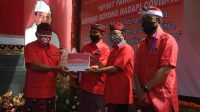 Bulan bung karno KOSTER (dua kanan) menyerahkan bantuan beras secara simbolis kepada Ketua DPC PDIP Denpasar, I Gusti Ngurah Gede, di DPD PDIP Bali, Senin (1/6/2020). Foto/Ist