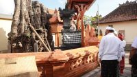 BUPATI Gianyar melihat Pura Giri Jagatnata, Desa Ketewel, Kecamatan Sukawati yang mengalami kerusakan diterjang angin ngelinus pada 22 Mei lalu. Tapi sudah dilakukan perbaikan sebelum bantuan cair. Foto: ist BUPATI Gianyar melihat Pura Giri Jagatnata, Desa Ketewel, Kecamatan Sukawati yang mengalami kerusakan diterjang angin ngelinus pada 22 Mei lalu. Tapi sudah dilakukan perbaikan sebelum bantuan cair. Foto: ist