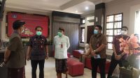 KEPALA DMPTP Badung bersama Kadis Koperasi, UKM dan Perdagangan Badung, saat meninjau gerai pelayanan publik di kantor Camat Kutsel. Foto: ist KEPALA DMPTP Badung bersama Kadis Koperasi, UKM dan Perdagangan Badung, saat meninjau gerai pelayanan publik di kantor Camat Kutsel. Foto: ist