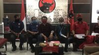 IMG_5038 DEWA Made Mahayadnya (tengah) sebagai Ketua Umum Panitia Pelaksana Peringatan Bulan Bung Karno DPD PDIP Bali bersama panitia lain saat menjelaskan kegiatan Bulan Bung Karno, Rabu (24/6/2020). Foto: gus hendra