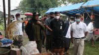 Foto: KARANGASEM POS BALI/NAD BUPATI Mas Sumatri bersama Wabup Artha Dipa memantau pasar tradisional di Kecamatan Rendang. Foto: KARANGASEM POS BALI/NAD BUPATI Mas Sumatri bersama Wabup Artha Dipa memantau pasar tradisional di Kecamatan Rendang.