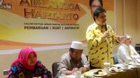Ketua Umum Partai Golkar Aairlangg Hartarto (dua kanan) saat memberikan pembekalan pada DPD Golkar NTB yang diwakili Sekretaris dan Ketua DPD I Golkar NTB beberapa waktu lalu KETUA Umum Partai Golkar, Airlangga Hartarto (kanan) dalam satu kegiatan di NTB. Foto: Ist