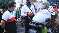 Foto: PASAR GALIRAN POS BALI/BAW PETUGAS melakukan pengawasan di pintu masuk Pasar Umum Galiran, Kamis (25/6). Foto: PASAR GALIRAN POS BALI/BAW PETUGAS melakukan pengawasan di pintu masuk Pasar Umum Galiran, Kamis (25/6).
