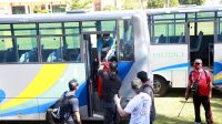 SEBANYAK 14 PMI asal Klungkung menjalani proses pemulangan ke rumah masing-masing di Lapangan GOR Swecapura, Gelgel, pada Minggu (14/6) sore. Foto: ist SEBANYAK 14 PMI asal Klungkung menjalani proses pemulangan ke rumah masing-masing di Lapangan GOR Swecapura, Gelgel, pada Minggu (14/6) sore. Foto: ist