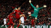 Pemain Liverpool Trent Alexander-Arnold berebut bola dengan pemain West Ham United Lukasz Fabianski