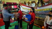 Foto: SEMBAKO BANGLI KAPOLRES Bangli, AKBP I Gusti Agung Dhana Aryawan membagikan sembako serangkaian HUT ke-74 Bhayangkara. Foto: gia Foto: SEMBAKO BANGLI KAPOLRES Bangli, AKBP I Gusti Agung Dhana Aryawan membagikan sembako serangkaian HUT ke-74 Bhayangkara. Foto: gia