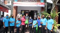 KETUA Yayasan Pendidikan Gita Asrama Mandala, I Wayan Cahyadi Adiguna bersama Kepala SMK Bali Dewata, Ni Ketut Sutarsih, SE dan Kepala SMK Kesehatan Bali Dewata, Ns. Ni Kadek Bayu Sintha Sri Utami, S.Kep., menyerahkan bantuan sembako kepada masyarakat di Desa Peguyangan Kaja. Foto: ist