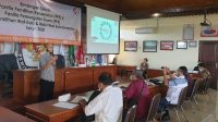 bimtek KPU Denpasar KETUA KPU Denpasar, I Wayan Arsajaya, saat memberi materi dalam bimtek PPK-PPS Kota Denpasar menyambut Pilkada 2020, Minggu (21/6/2020). Foto: gus hendra