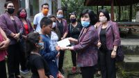 KETUA DWP Bali, Widiasmini Indra saat menyerahkan bantuan kepada dua anak yatim di Dusun Sukaluwih. Foto: ist KETUA DWP Bali, Widiasmini Indra saat menyerahkan bantuan kepada dua anak yatim di Dusun Sukaluwih. Foto: ist