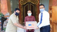 POSBALI/IST GUBERNUR Koster saat menerima bantuan BRI Peduli. POSBALI/IST GUBERNUR Koster saat menerima bantuan BRI Peduli.