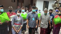 PENERIMA sumbangan sembako mewakili relawan dari Kuta Utara, Mengwi, Abiansemal dan Petang foto bersama dengan I Ketut Suiasa (tengah) didampingi Wayan Tirta. Foto: nar PENERIMA sumbangan sembako mewakili relawan dari Kuta Utara, Mengwi, Abiansemal dan Petang foto bersama dengan I Ketut Suiasa (tengah) didampingi Wayan Tirta. Foto: nar