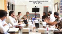 kapolda ke KPU Bali PERTEMUAN Kapolda Bali, Irjen Petrus Reinhard Golose; didampingi para pejabat utama Polda dengan Ketua KPU, I Dewa Agung Lidartawan, didampingi para komisioner membahas persiapan tahapan Pilkada 2020, Rabu (17/6/2020). Foto:Ist
