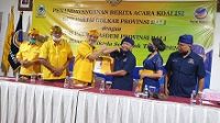 SUGAWA Korry dan Gunastawa salam siku usai menandatangani akad koalisi Golkar-Nasdem untuk di Pilkada 2020, Kamis (4/6). Koalisi akan diperluas dengan menggandeng parpol lain di luar PDIP. Foto: hen SUGAWA Korry dan Gunastawa salam siku usai menandatangani akad koalisi Golkar-Nasdem untuk di Pilkada 2020, Kamis (4/6). Koalisi akan diperluas dengan menggandeng parpol lain di luar PDIP. Foto: hen