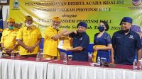 koalisi golkar-nasdem KETUA DPD Partai Golkar, Nyoman Sugawa Korry; salam siku dengan IB OKa Gunastawa pembentukan koalisi besar untuk Pilkada 2020 di Bali, di Hotel Inna Bali, Kamis (4/6/2020). Foto: gus hendra