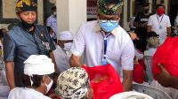 WABUP Suiasa serahkan bantuan paket sembako ke Pemangku dan Srati Banten Desa Adat Tuban, didampingi Bendesa Adat Tuban, Wayan Mendra. Foto: ist WABUP Suiasa serahkan bantuan paket sembako ke Pemangku dan Srati Banten Desa Adat Tuban, didampingi Bendesa Adat Tuban, Wayan Mendra. Foto: ist